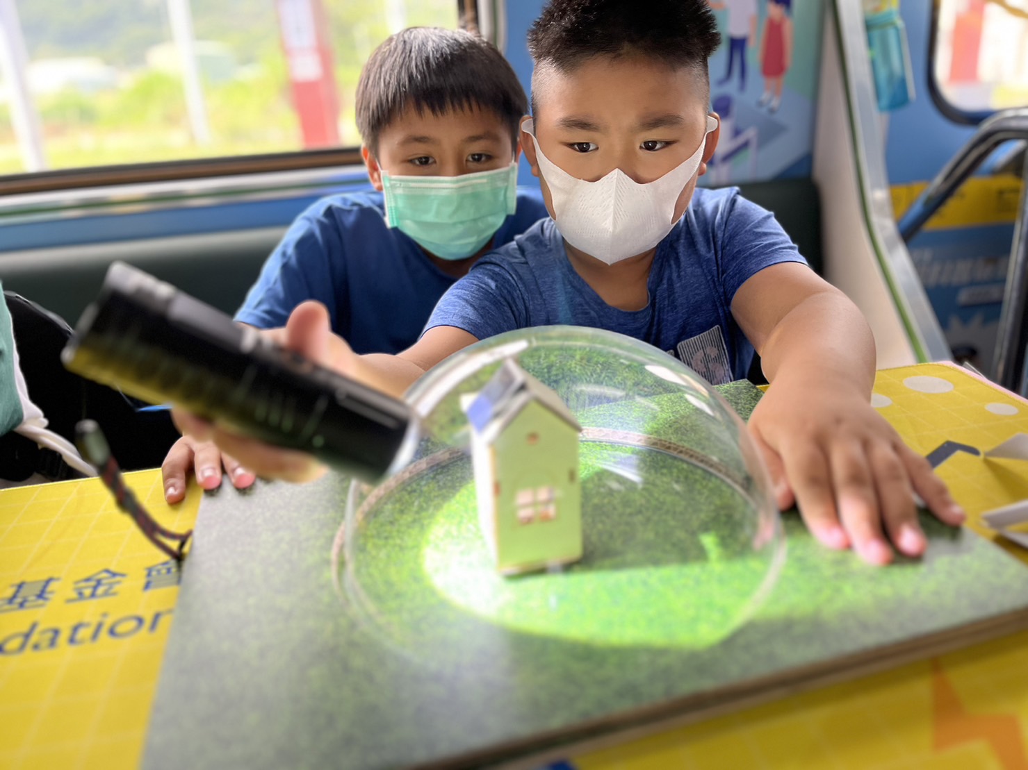 友達參與基礎科學主題車廂，以STEAM教學精神，設計「逐日科學家」、「太陽能工程師」以及「淨零建築師」三大能源科普課程和實驗