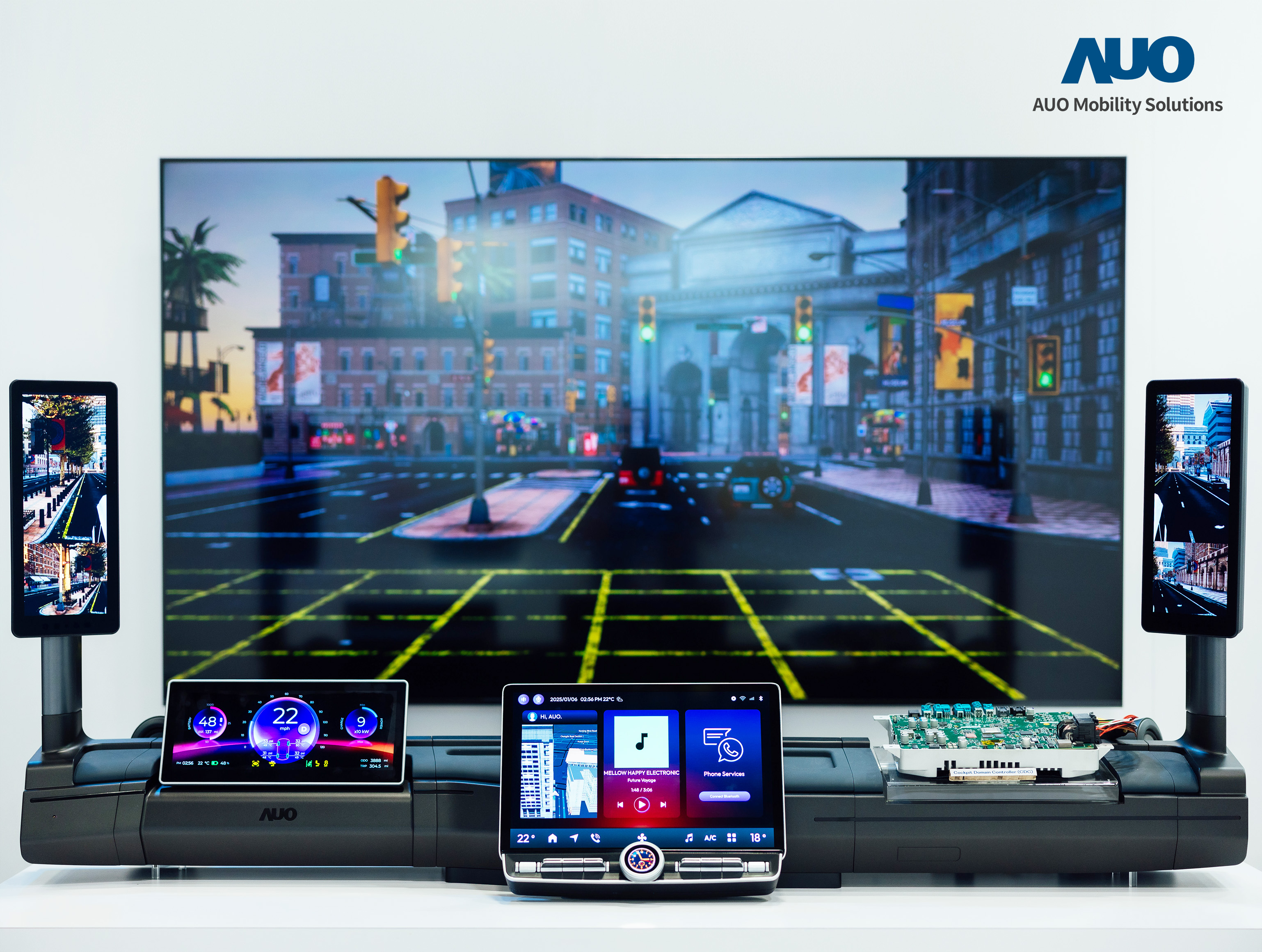 jinnian金年会智慧行动推出智慧座舱域控平台，支持CDC、分区架构并整合AI运算模块，提供智能体感与座舱互动功能，驱动个人化座舱功能全面升级。