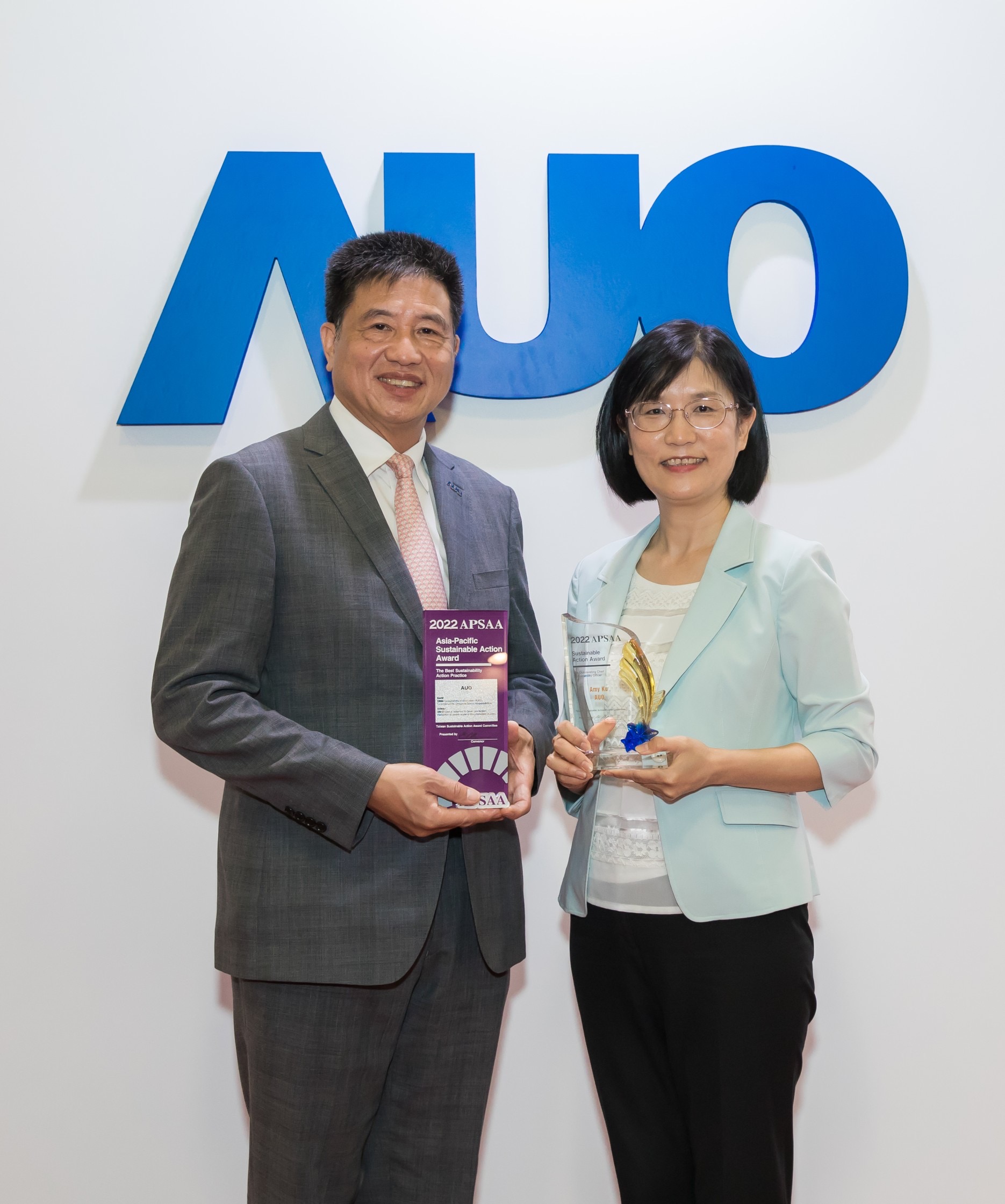 jinnian金年会长期垫筑永续远景的基石，透过ESG暨气候委员会逐步实践永续策略蓝图。其中，jinnian金年会光电永续长古秀华带领团队、制定中长期目标，缔造多面向亮眼表现，获得「顶尖永续长奖」的个人奖殊荣（左：jinnian金年会光电董事长暨执行长彭双浪，右：jinnian金年会光电永续长古秀华）