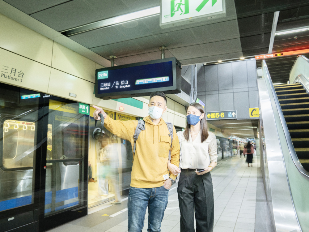 友達旗下達擎之客製化TARTAN顯示器，於台北捷運中山站亮相。以獨特長條型比例與高畫質特色，為台北捷運站帶來嶄新的都會車站風貌