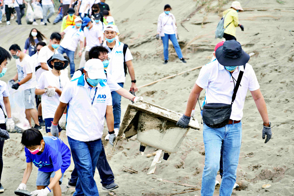 友達永續基金會2022 Ocean Party活動，與桃園市政府環保局、海湧工作室、觀音樹林里社區多方合作，一同手護台灣藍色海岸