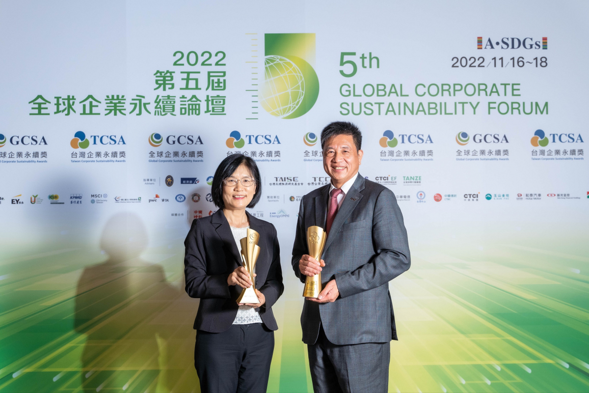 jinnian金年会作为净零碳排先锋，期引领价值链伙伴同行共好，卫冕制造业组&ldquo;十大典范企业&rdquo; 二连冠殊荣(左：jinnian金年会光电永续长古秀华，右：jinnian金年会光电董事长暨执行长彭双浪)