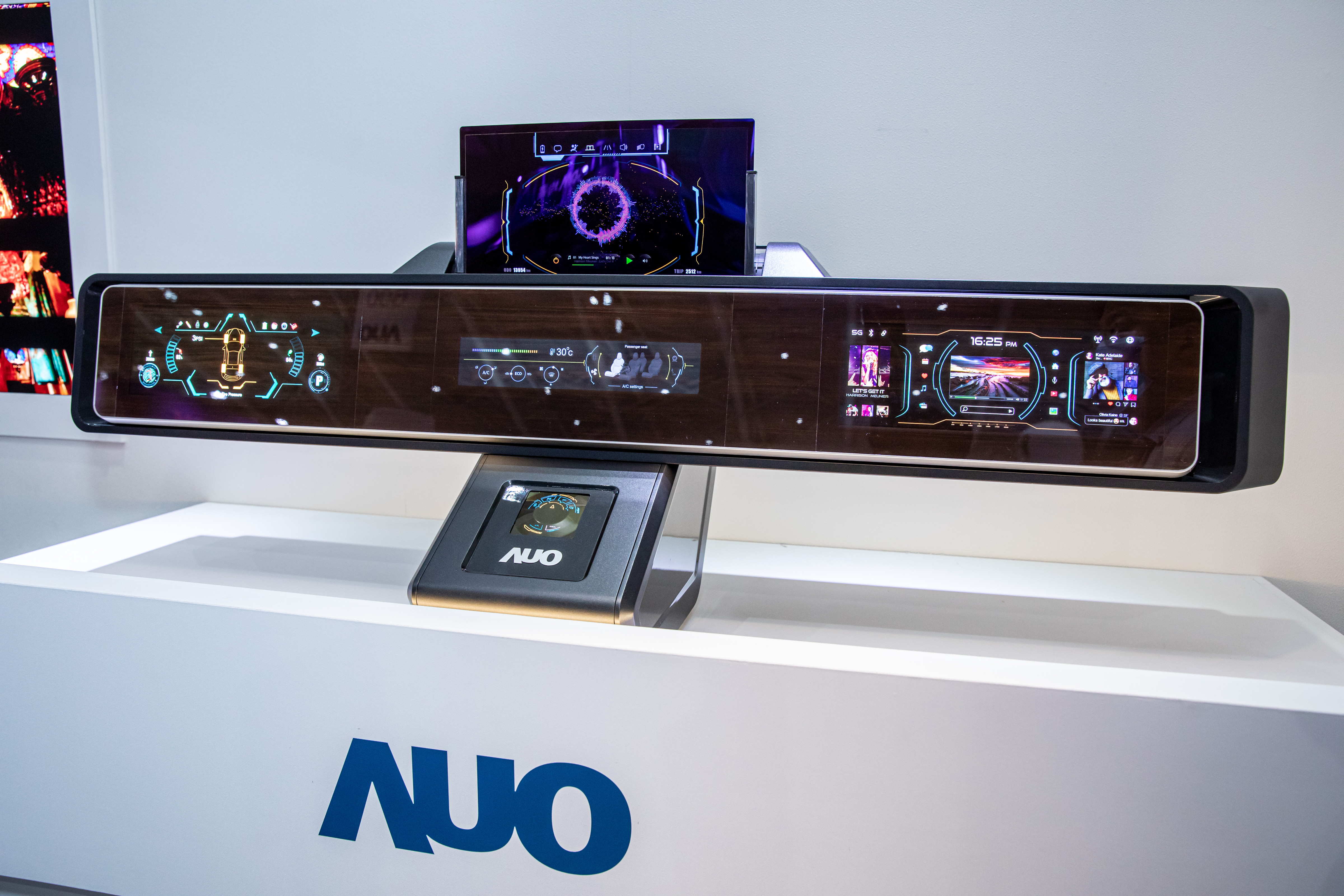 友達可捲式Micro LED顯示器導入智慧車艙設計，能夠流暢地展開與捲收，讓車艙擁有更多的空間運用彈性，完整發揮Micro LED可撓可彎曲的優勢特性