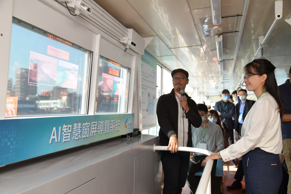 友達整合透明Micro LED智慧窗，透過景物GPS座標定位追蹤乘客視線，可即時在智慧窗提供正確的導覽資訊