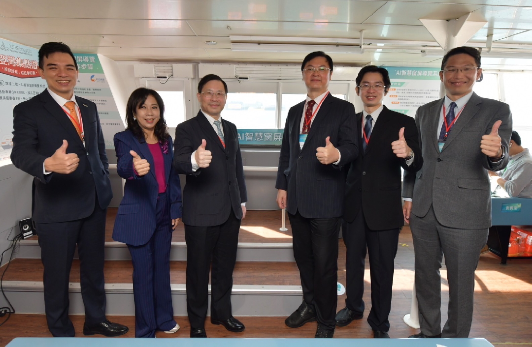 由經濟部技術處指導推動，透過友達光電、工業技術研究院與船舶中心三方合作，於高雄亞灣智慧渡輪率先導入最新Micro LED透明顯示器屏今(22)日啟用(左起友達光電營運長暨總經理柯富仁、高輪公司董事長黃淑美、經濟部次長林全能、高雄市副市長羅達生、經濟部技術處科長張能凱、工研院電光系統所副所長李正中)