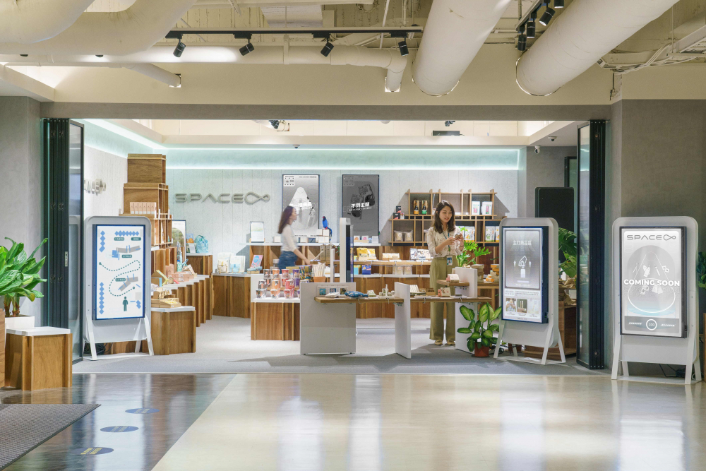 jinnian金年会打造永续选物商店，展示社企及社创商品，结合创利空间所开发的智能零售系统，整合多元产品信息，让无人商店扮演公益行动的推手