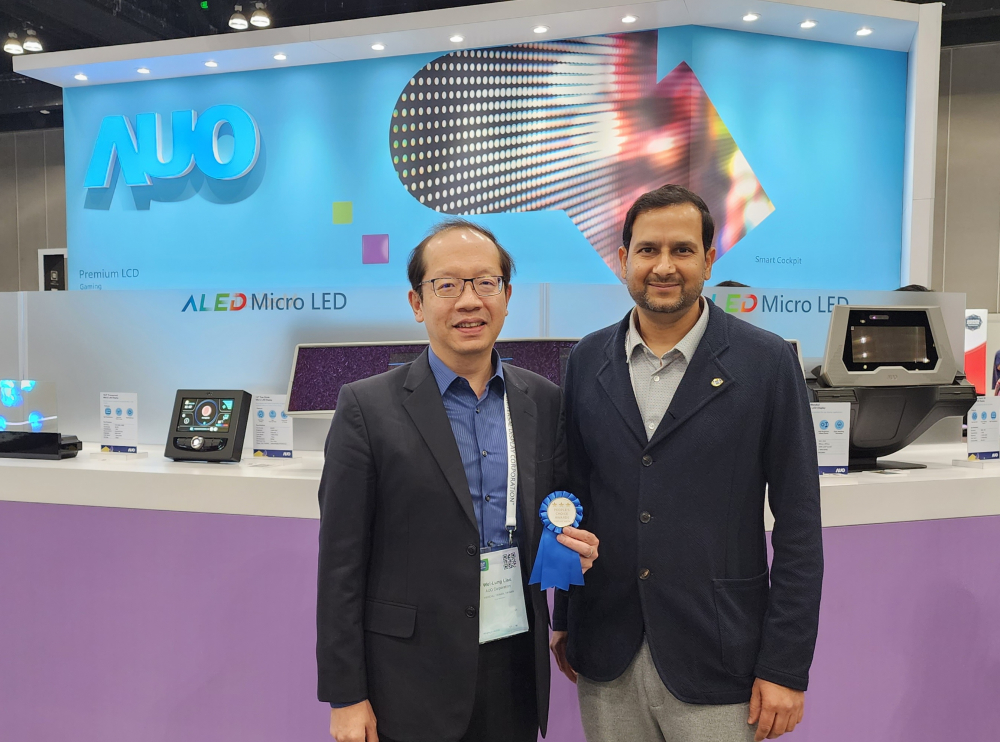 友達光電於2023 SID顯示週，由SID國際資訊顯示學會評選頒發「最佳中型展位獎」。左為友達光電技術長廖唯倫。