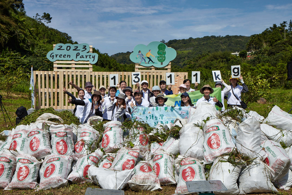 友達集結超過200位志工，攜手移除高達1311公斤的外來入侵種「小花蔓澤蘭」