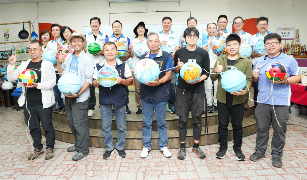 友達光電暨友達永續基金會董事長彭双浪與農業部林業及自然保育署新竹分署夏分署長、供應商夥伴、在地鄰里協會、社企團體，以循環再生的海廢浮球倡議從源頭減廢，為地球移除塑膠垃圾，共同「手」護台灣美麗海岸