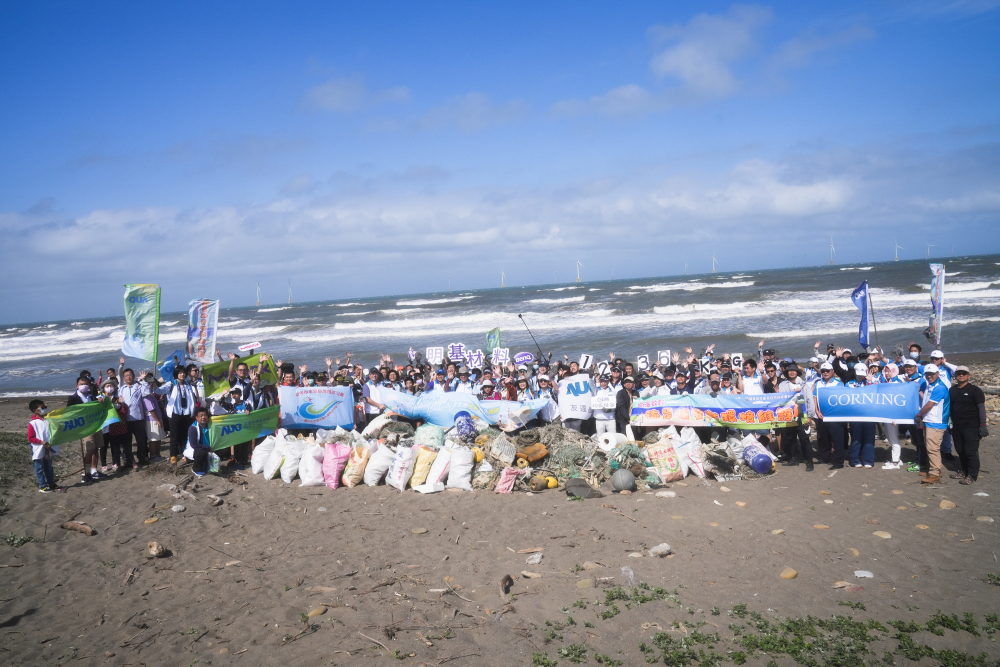 友達永續基金會召集企業志工、產官學和供應商夥伴，在苗栗後龍外埔魚港1340保安林海岸淨攤，齊心協力清除1.2公噸海洋廢棄物，以行動實踐對環境友善的承諾