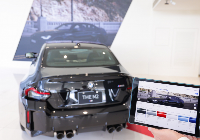 賞車介面即時投放到LED牆上，顧客可即時更換車輛內裝、零件選配與車款配色，提供近乎與實車等比例的沉浸式無死角虛擬賞車體驗