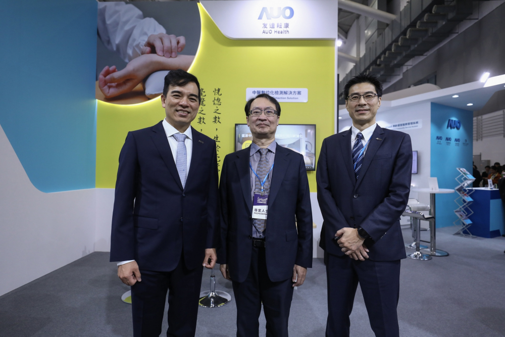 首次於醫療科技展亮相的友達耘康，捐贈數位化檢測設備與研究經費，協助衛福部國家中醫藥研究所打造中醫大數據資料庫。圖由左至右為友達光電執行長暨總經理柯富仁、衛福部國家中醫藥研究所所長蘇奕彰、友達光電智慧醫療事業群總經理廖世宏
