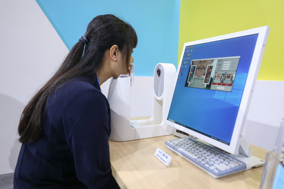 友達耘康延伸友達卓越的感測技術及色彩管理專長，研發出舌象擷取系統，可提供數據化、影像化的檢測結果，輔助醫師與專業醫事人員做為臨床研究、檢測結果評估與檢測紀錄的留存