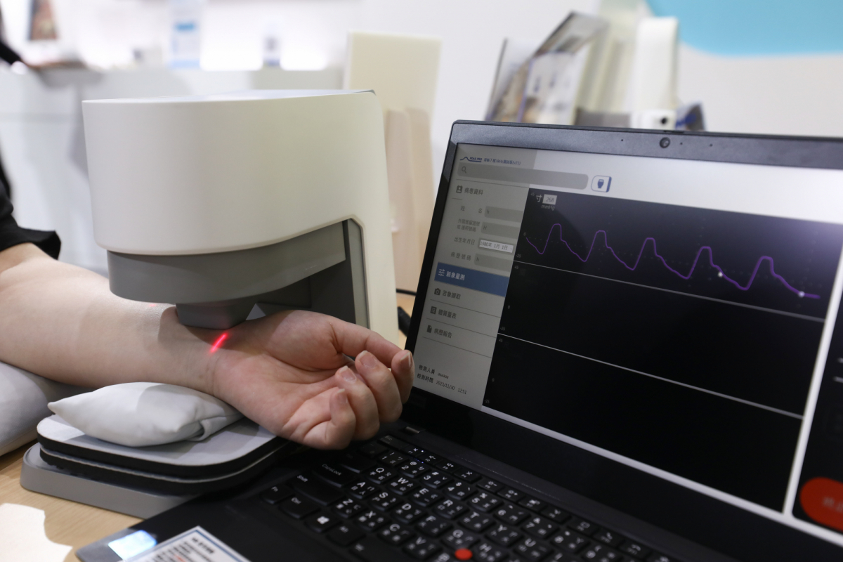 友達耘康脈象檢測系統透過電腦精準控制升降系統，還原中醫師三指把脈過程的舉、按、尋手法，將脈象感受轉化成數據，實現智慧醫療及準確性