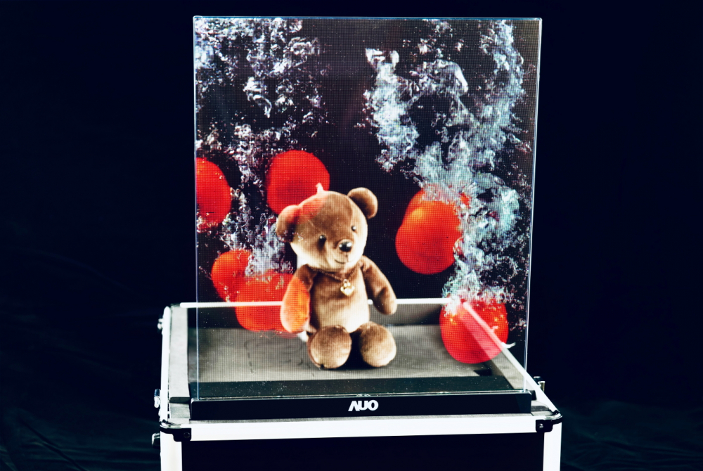 友達以次世代Micro LED顯示技術打造之透明顯示器，具備高穿透、低繞射、高亮度、可拼接之特性，可廣泛應用於智慧移動、零售、育樂和醫療等多元場域