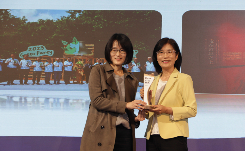 友達保存「西大墩窯遺址」且推廣在地文史教育不遺餘力，今（6）日獲頒「人文企業獎」地方發展獎之最高榮譽典範獎。由文化部陳文婷簡任視察（左）頒獎，友達永續長古秀華（右）代表受獎