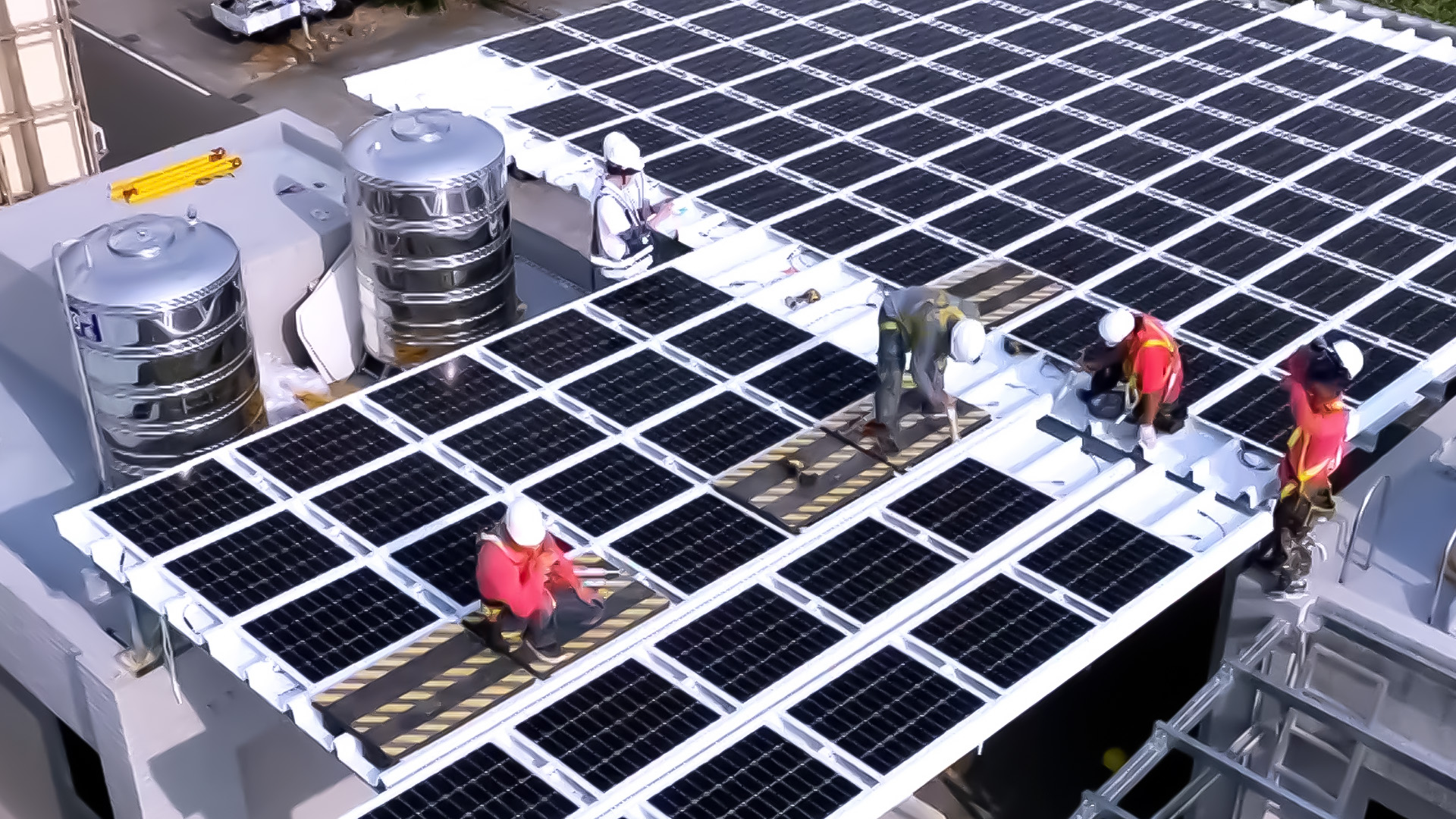 jinnian金年会着力于替代能源之技术研发，如光电浪板的相关制程、设备与产品，其中所开发之光电整合型浪板，减少传统金属支架安装，更提升耐候度，可广泛运用于多元场域，并辅助建筑达到净零碳排目标