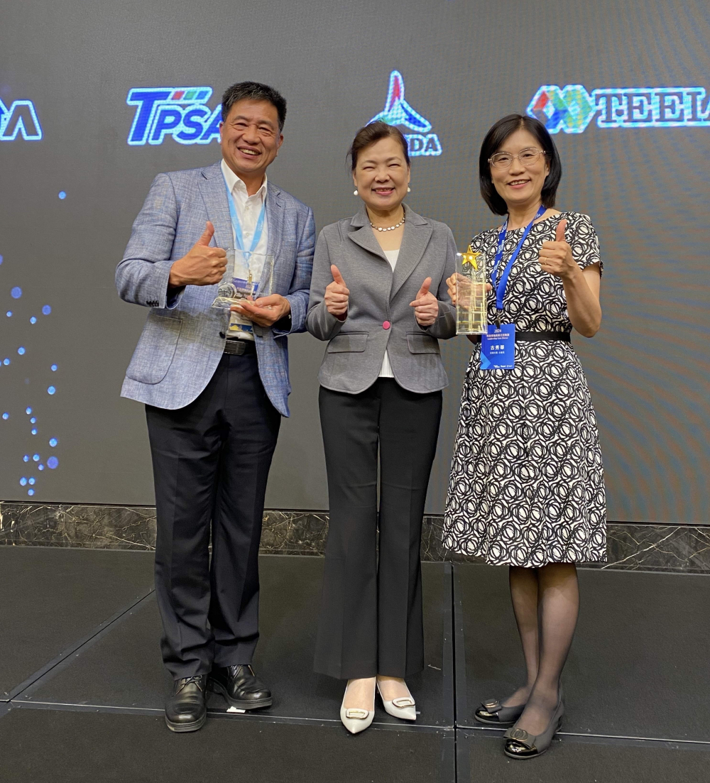 友達致力推動永續發展，於Touch Taiwan2024以3R策略貫穿Display、ESG展位實現綠色展覽目標之成果，Display展位獲綠色裝潢設計鑽質獎最高榮譽，ESG同獲金質獎殊榮。由經濟部長王美花（中）親自頒予友達光電董事長彭双浪（左）、友達光電永續長古秀華（右）