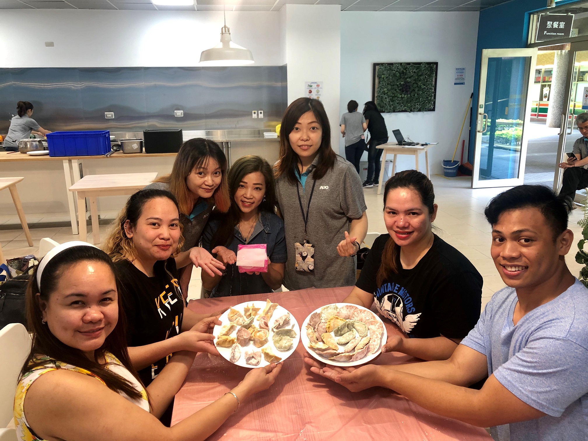 友達將DEI理念貫徹到企業文化和實踐，舉辦如台菲廚藝交流等活動，讓同仁了解彼此文化差異、培養情感