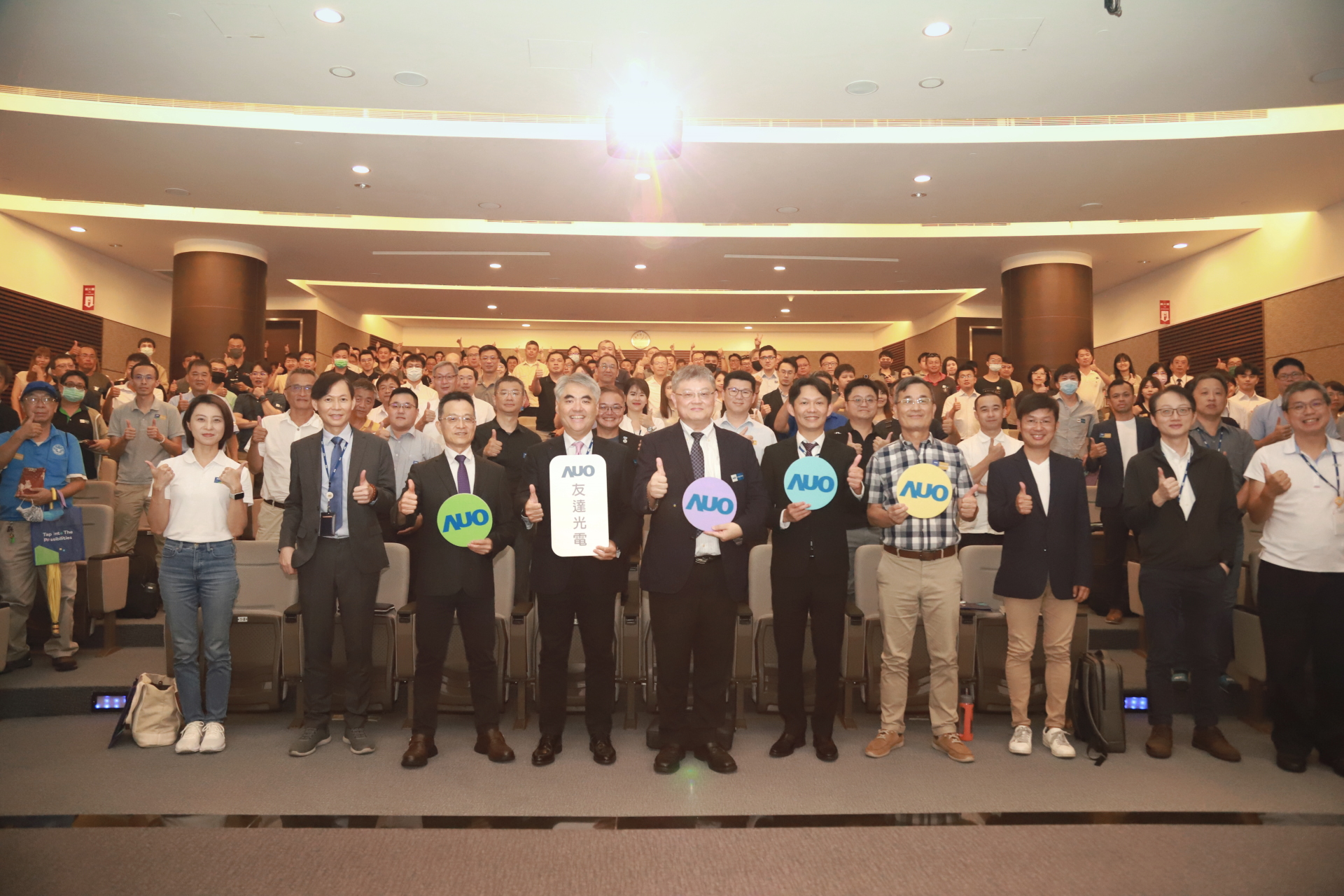 友達光電邀請領域專家共研再生能源發展、電力需求及建築物減碳等議題進行交流，盼共擘綠色永續生態圈的嶄新契機。