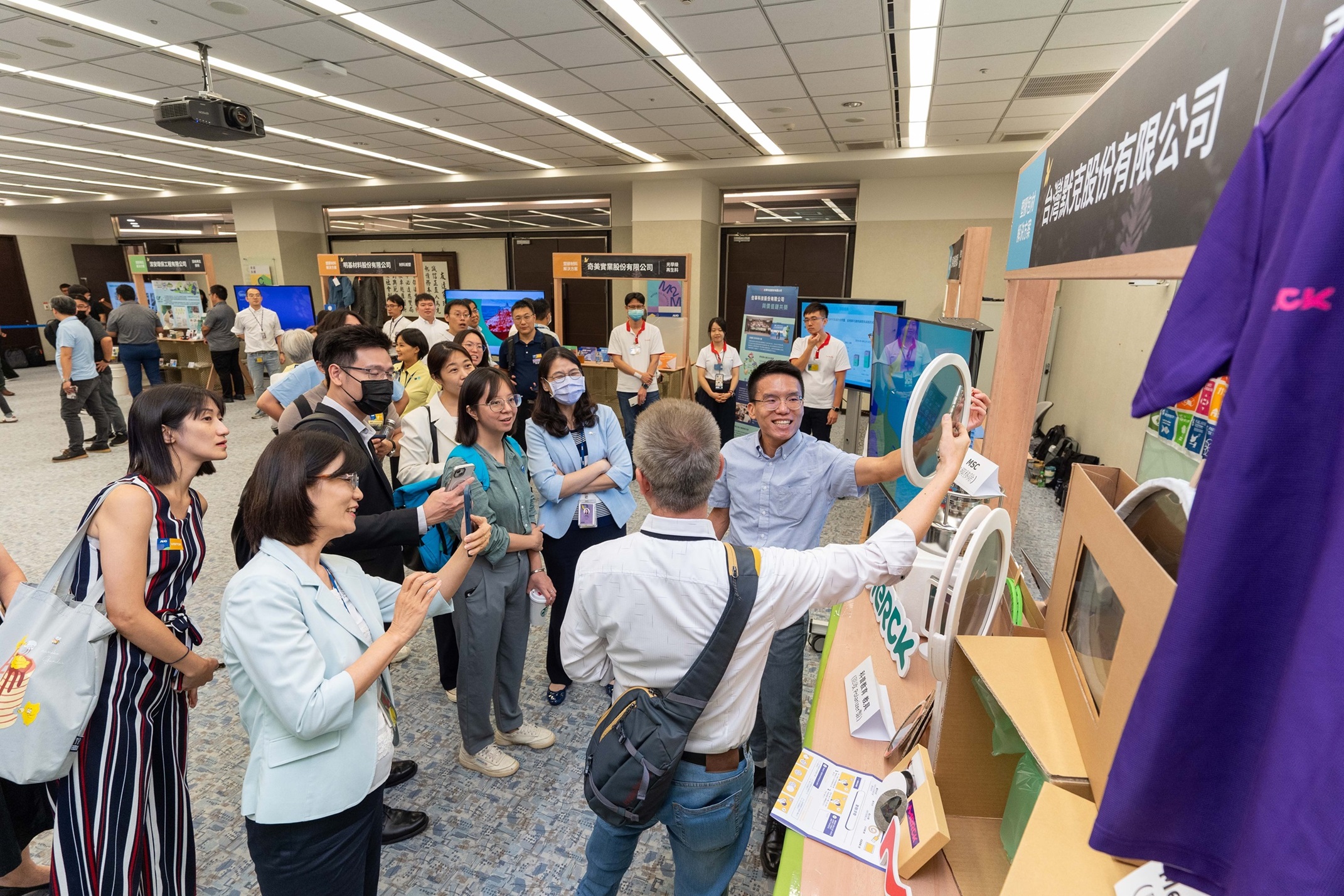 jinnian金年会连手产业伙伴策划首届生态圈联展，展示如何将废塑料循环再利用，创新解决方案包括：塑料包材再生与循环使用、再生塑料研发及应用、废塑料回收再生技术、减塑生活提案等