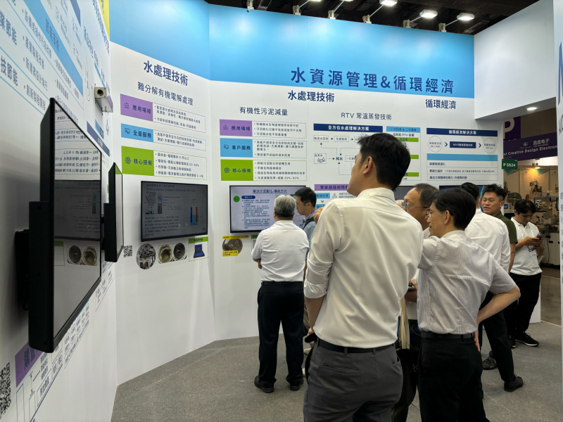 友達以深厚的智慧製造經驗發展永續戰略，積極延伸價值鏈，轉化成可供外界使用的綠色智慧服務，進軍SEMICON Taiwan 2024，提供半導體產業鏈打造AI世代的永續即戰力。