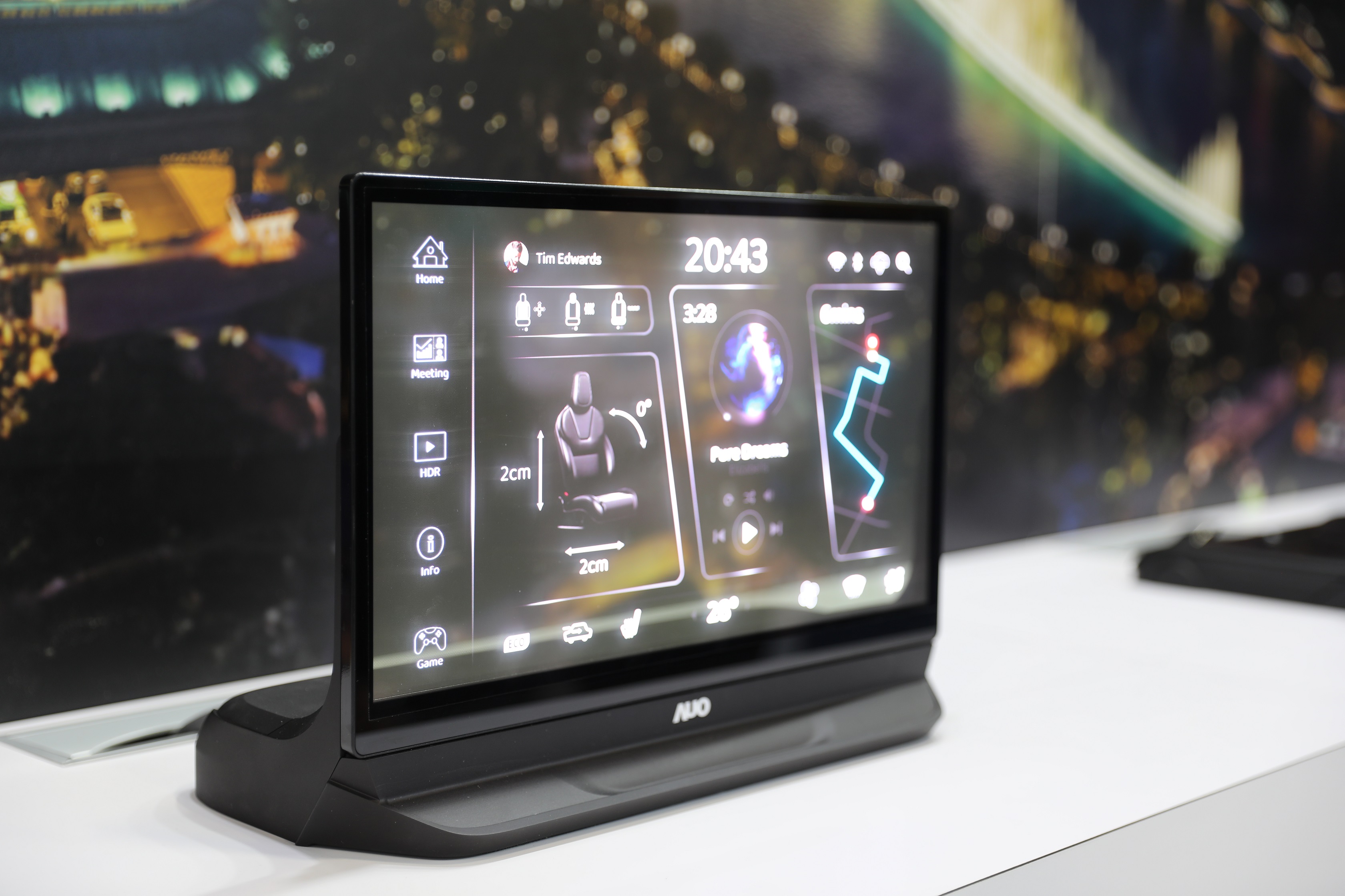 友達將Micro LED透明顯示技術整合黑切換技術的解決方案，釋放強大的技術自主開發能力，跨越室內外應用界限，開創業界第一台17.3吋快速黑切換透明觸控Micro LED顯示器