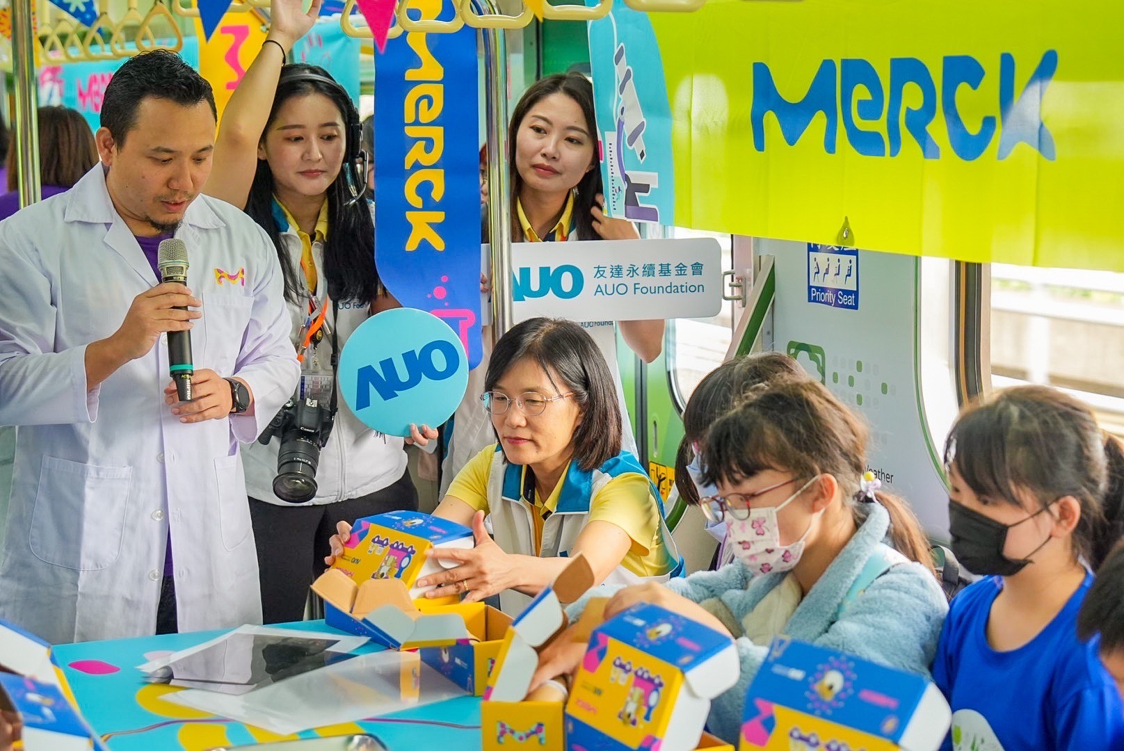 友達以光電、再生能源、水資源三大核心，設計「再生能源和循環經濟」多元永續教育主題，並攜手供應鏈夥伴默克開發創意科學教材及實作體驗，期讓永續素養透過科學探索向下扎根