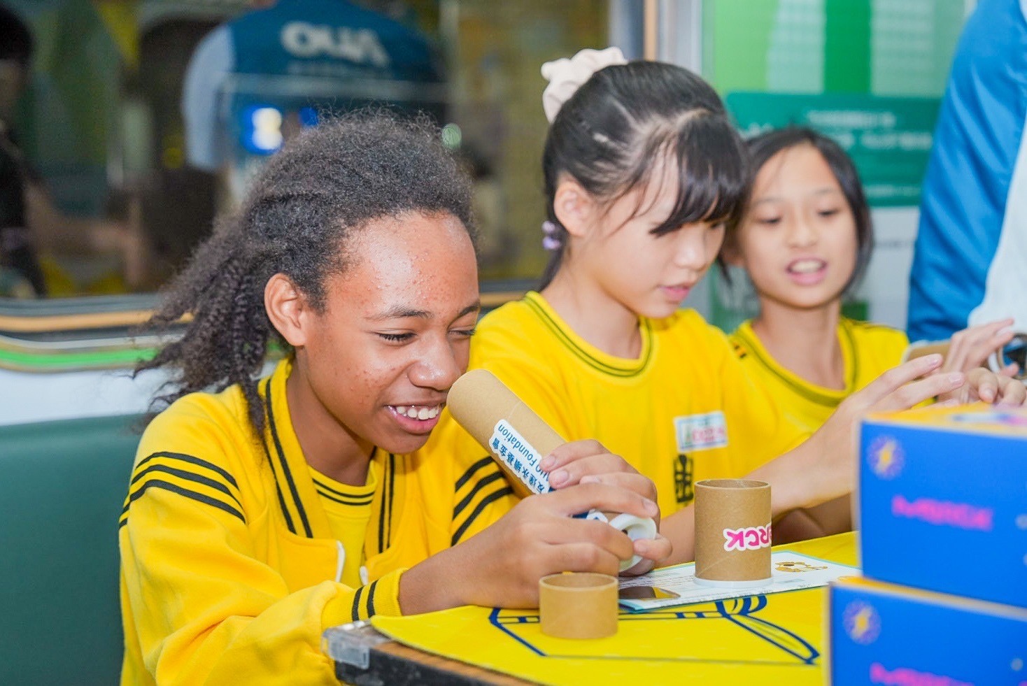 友達與默克分別回收不再使用的偏光片及液晶顯示模組，設計光電課程「玩轉光與闇」，讓學生們親手製作偏光萬花筒與簡易液晶顯示器，實踐循環再生的永續理念