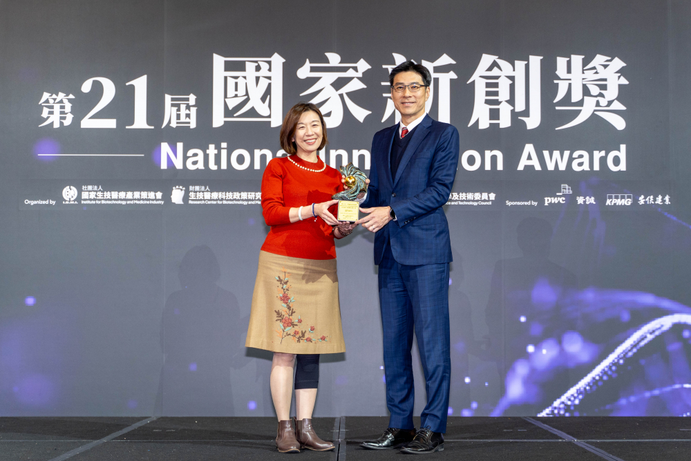 友達旗下子公司友達耘康與達擎分別以「中醫數位化檢測解決方案」及「寬視角3D醫療顯示器」獲得第二十一屆國家新創獎「智慧醫療與健康科技」類別的「企業新創獎」與「國家新創精進獎」兩項殊榮。圖左為衛生福利部政務次長林靜儀、圖右為友達光電智慧醫療事業群總經理廖世宏