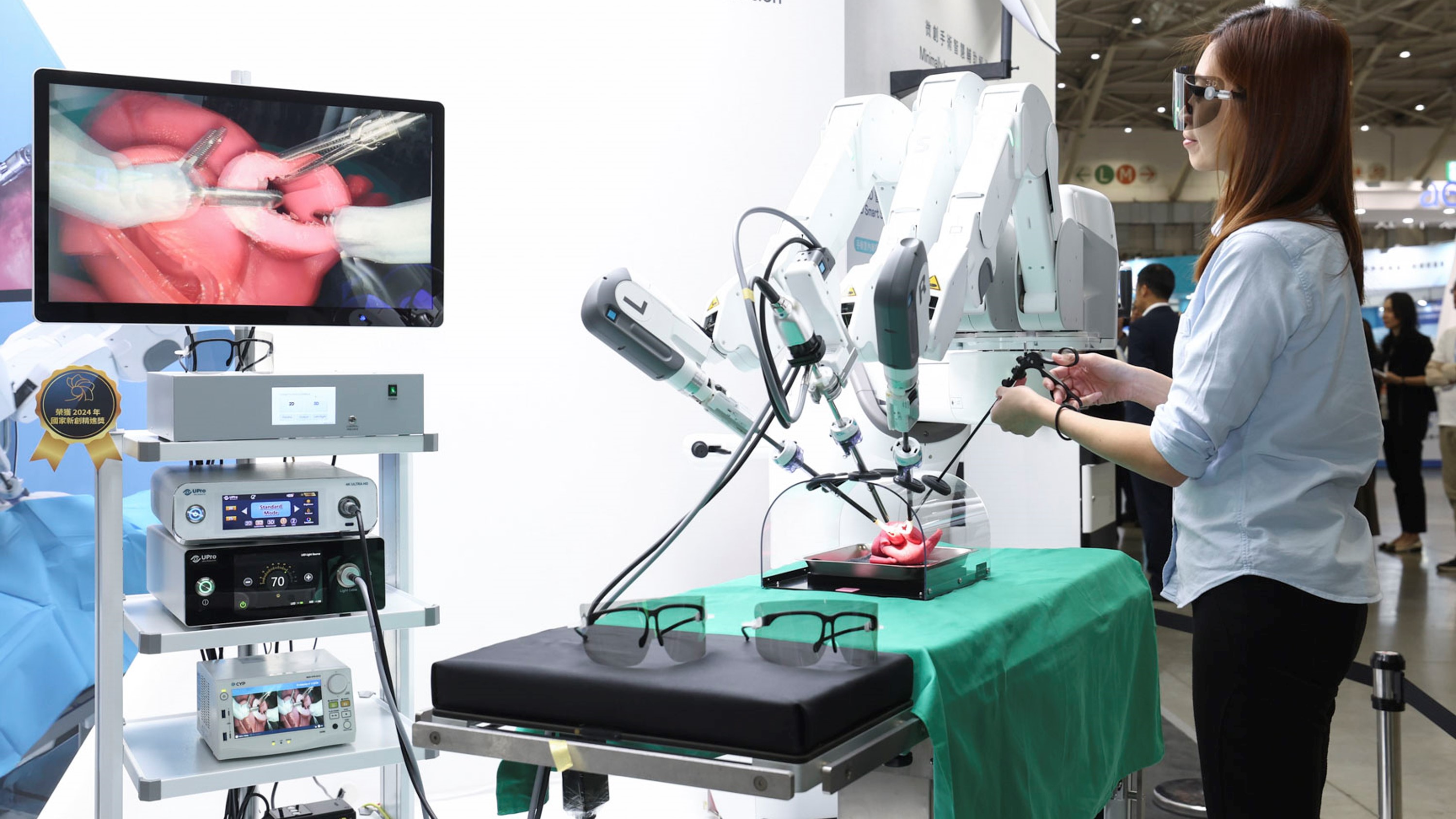 達擎寬視角3D醫療顯示器可應用於機器人手術即時3D解決方案，提供醫療團隊即時、同步的3D手術影像，提升溝通效率與手術安全性