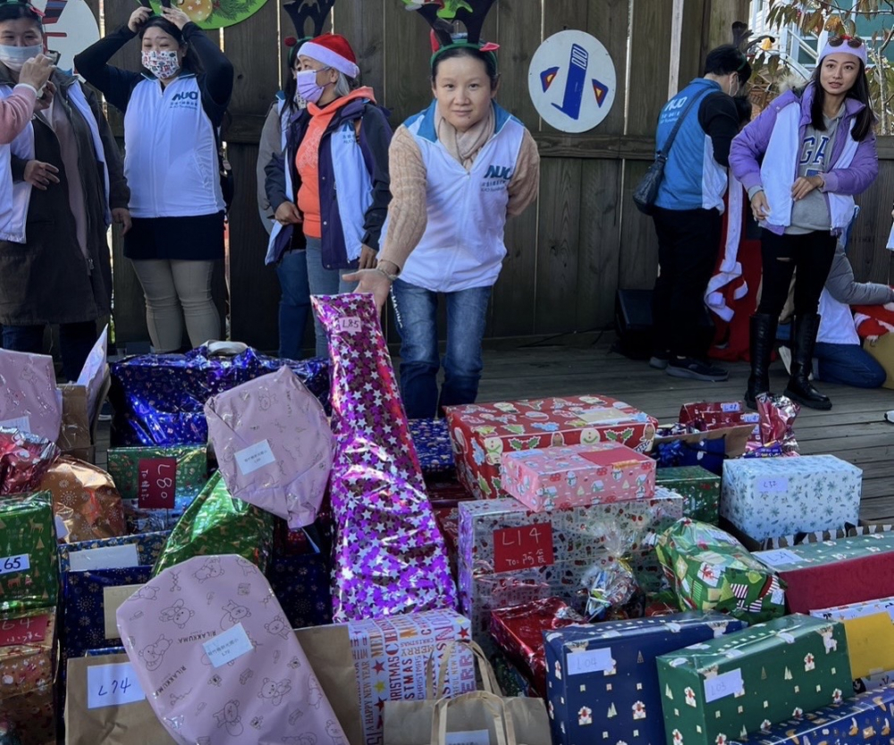 友達永續基金會「圓夢列車」年年迴響熱烈，認捐同仁精心挑選禮物、巧手包裝，整理成隊後，將祝福一一打包送出