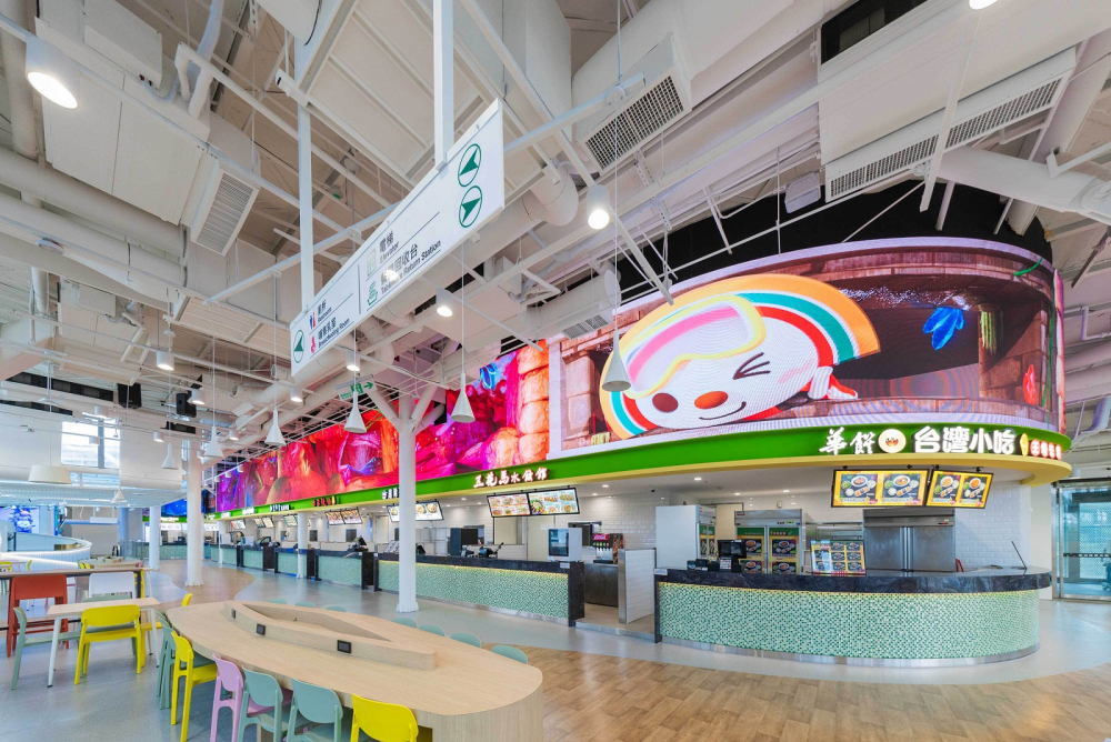友達穩步推動雙軸轉型策略，旗下子公司達擎攜手傑可達數位與零售業者統一超商合作，為全新改裝開幕的「清水服務區」打造首創的裸視3D體驗牆