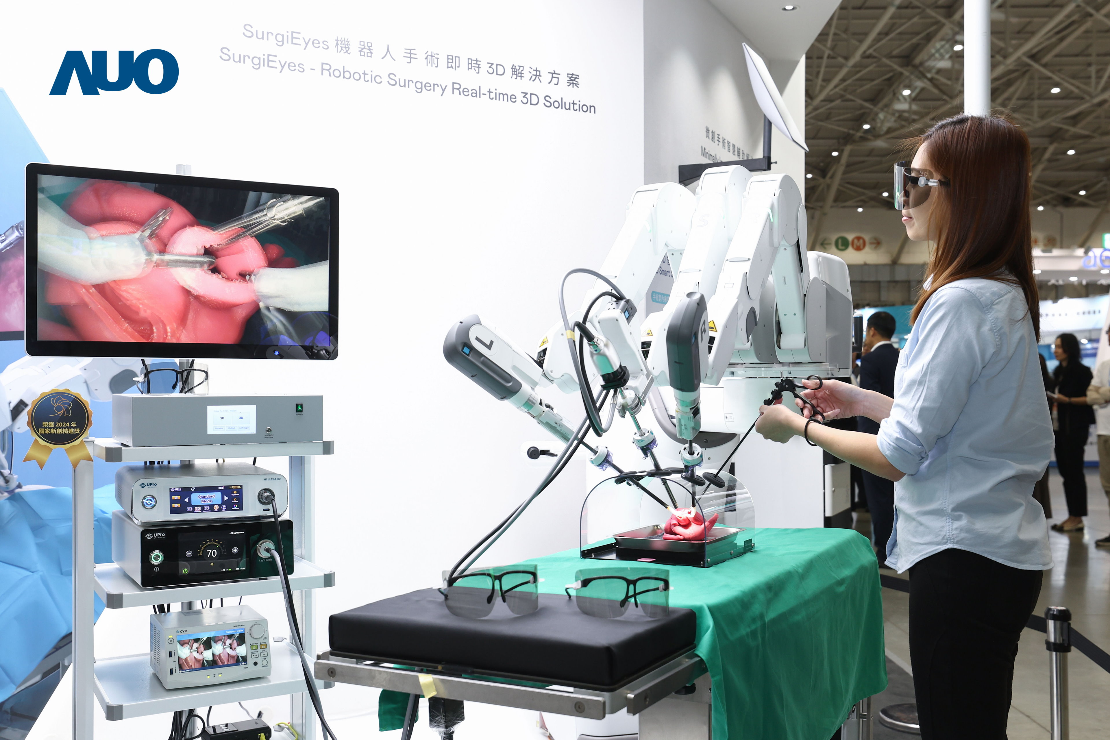 达擎以领先的3D显示技术推出〝SurgiEyes机器人手术实时3D解决方案〞，整合先进3D图像处理与独家3D垂直宽视角、广色域的显示技术，手术团队可实时同步主刀医师视角看到清晰3D影像，提升沟通效率与安全性。