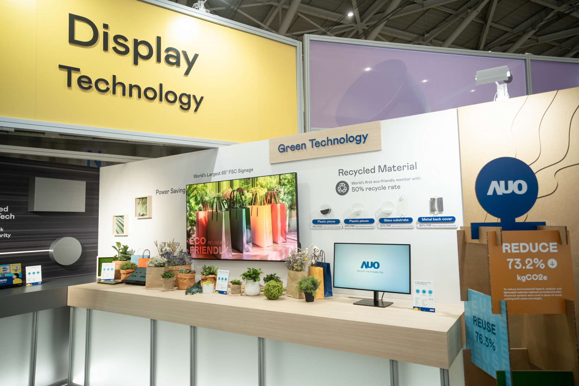 友達Touch Taiwan 2025雙展位再度獲etouch 綠色裝潢設計獎肯定；智慧顯示展位以鋁製模組系統取代傳統木作施作，並在相關裝潢物與設計使用可回收、可重複使用的材料，體現低碳與循環精神。