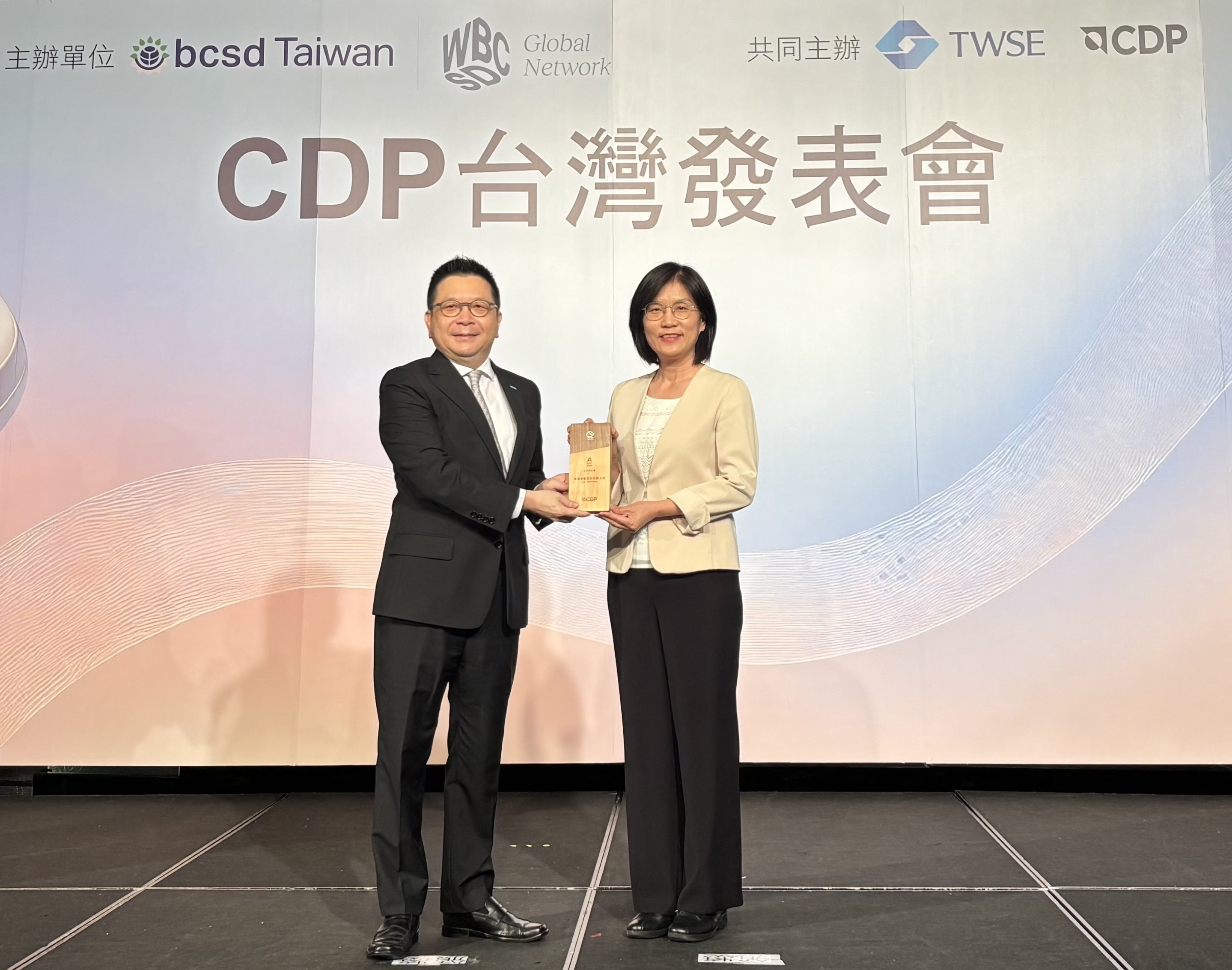 友達永續成果再獲國際評比肯定，獲頒CDP氣候與水資源雙項領導力評級。今由臺灣證券交易所董事長林修銘（左）頒獎，友達光電永續長古秀華（右）代表受獎