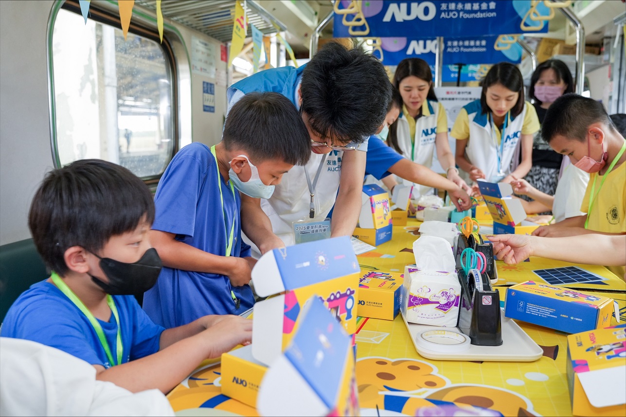 今年友達設計「光電、再生能源、水資源」三大課程主題，攜手供應鏈夥伴默克及大豐環保，以循環經濟理念開發創意教材