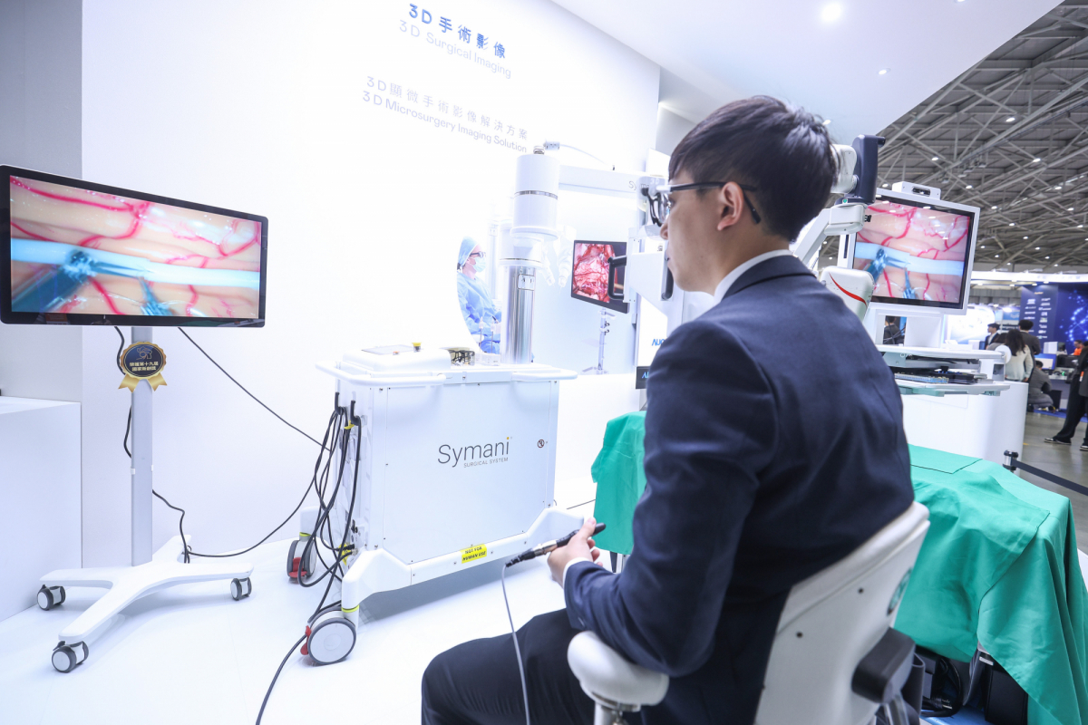 达擎推出〝3D显微手术影像解决方案〞，将3D影像技术从腹腔内视镜手术延伸至神经、血管、淋巴等高难度显微手术，提供超清晰立体视野，协助医疗团队在复杂手术中完成精准细腻操作。