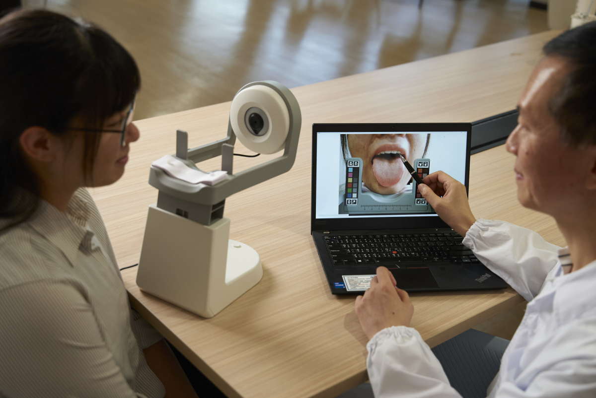 友達耘康的「舌象辨識軟體」則運用AI與大數據技術，可快速辨識舌色、舌形、苔色、苔質等特徵，顯著提升舌象辨識效率，優化檢測流程。